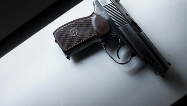 Архивное фото огнестрельного пистолета на столе - Sputnik Кыргызстан