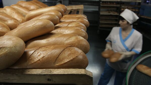 Свежевыпеченный хлеб на пекарне, архивное фото - Sputnik Кыргызстан