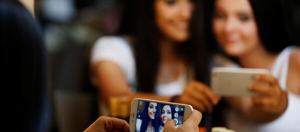 Сүрөткө түшүп жаткан кыздар. Архив - Sputnik Кыргызстан