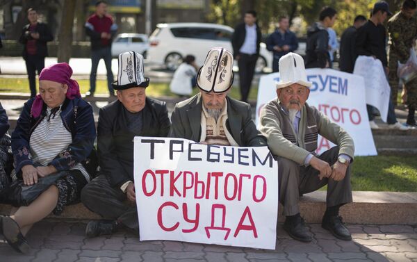 Камакта жаткан оппозициячылардын тарапташтары Ак үй алдында чогулду. - Sputnik Кыргызстан
