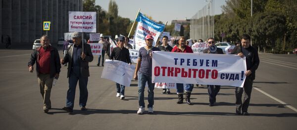 Камакта жаткан оппозициячылардын тарапташтары Ак үй алдында чогулду - Sputnik Кыргызстан