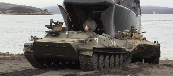 Высадка бронетехники и морпехов с БДК &quot;Кондопога&quot; в Кольском заливе - Sputnik Кыргызстан