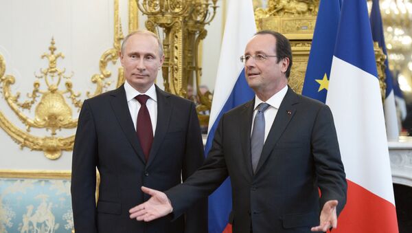 Архивное фото президента России Владимира Путина (слева) и президента Франции Франсуа Олланда во время встречи в Елисейском дворце в Париже - Sputnik Кыргызстан