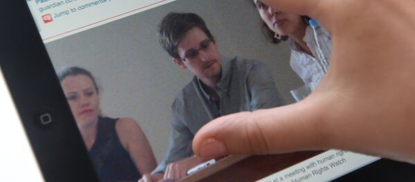 Россиянын АКШ коопсуздук кызматынын мурдагы өкүлү Сноудендин видеосун көрүп аткан колдонуучу - Sputnik Кыргызстан