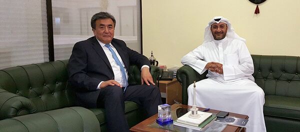 Встреча посса Кыргызстана в Кувейте Жусупбека Шарипова и региональный директор по сотрудничеству с Азией КФАЭР Юсуфом Аль-Бадрем Встреча посса Кыргызстана в Кувейте Жусупбека Шарипова и региональный директор по сотрудничеству с Азией КФАЭР Юсуфом Аль-Бадрем - Sputnik Кыргызстан