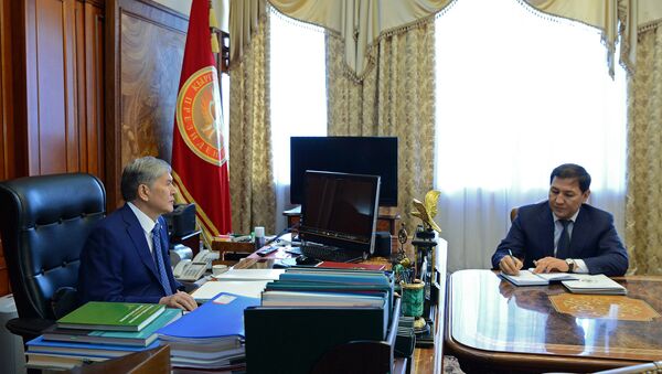 Президент Алмазбек Атамбаев УКМК төрагасы Абдил Сегизбаевди кабыл алуу учурунда - Sputnik Кыргызстан