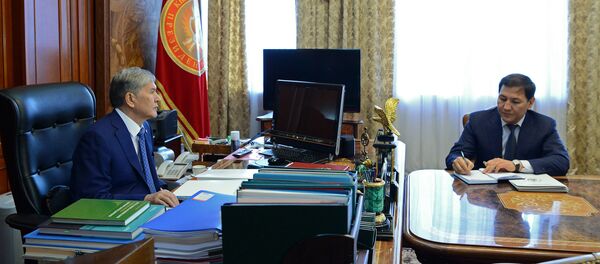 Президент Кыргызской Республики Алмазбек Атамбаев во время встречи с председателем Государственного комитета национальной безопасности страны Абдилем Сегизбаевым - Sputnik Кыргызстан