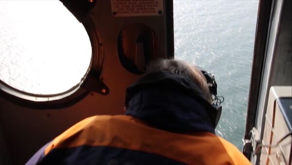 Спасатели на вертолете искали  моряков с затонувшего в Крыму плавучего крана - Sputnik Кыргызстан
