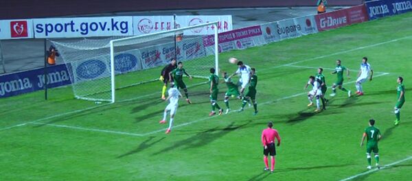 КР командасынын жеңиш алып келген голу жана күйөрмандардын кубанычы КР командасынын жеңиш алып келген голу жана күйөрмандардын кубанычы - Sputnik Кыргызстан