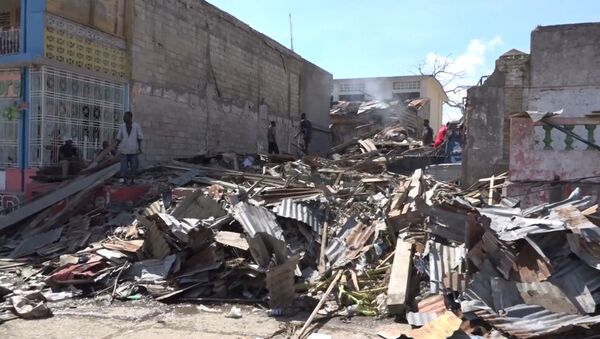 Спутник_Жизнь на руинах: гаитяне после урагана Мэтью разбирают завалы домов - Sputnik Кыргызстан