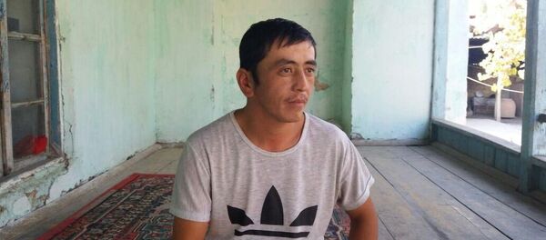 Миржигит с болезнью панического страха из села Маданият Кара-Сууйского района. - Sputnik Кыргызстан