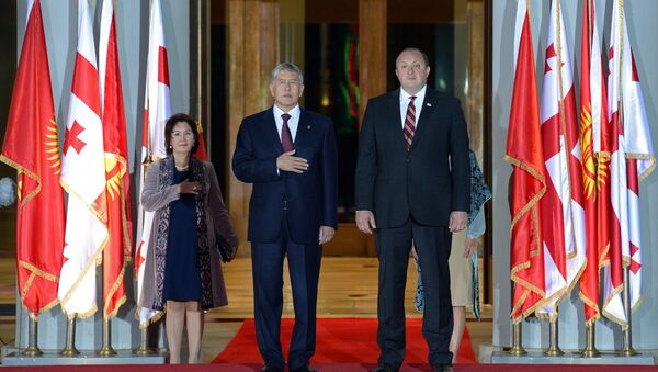Президент Алмазбек Атамбаев прибыл с официальным визитом в Грузию - Sputnik Кыргызстан