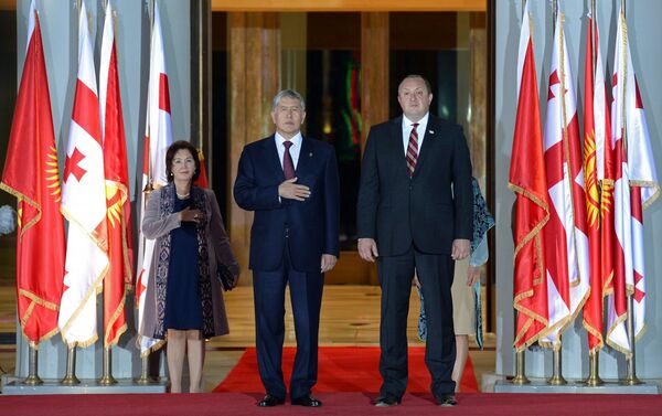 Ал эми Кыргызстандын биринчи айымы Раиса Атамбаевага грузин лидеринин жубайы салттуу белек — башлык тартуулады - Sputnik Кыргызстан