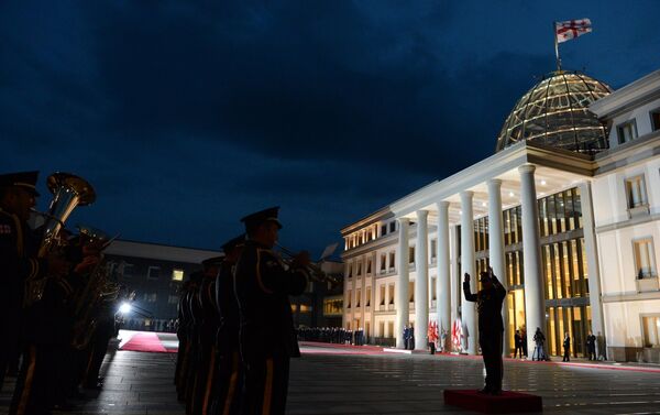 Атамбаевди грузин президентинин ордосунан ажо менен бирге эки өлкөнүн гимнин ойногон куралдуу күчтөрдүн оркестри тосуп алды - Sputnik Кыргызстан