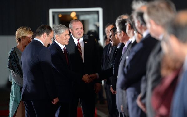 В рамках церемонии президенты представили друг другу членов государственных делегаций и дипломатических корпусов - Sputnik Кыргызстан