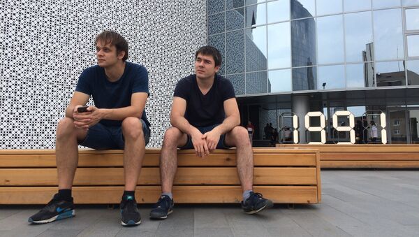 Разработчики видеоигры World of One Сергей Алексеев (слева) и Андрей Амортиз - Sputnik Кыргызстан