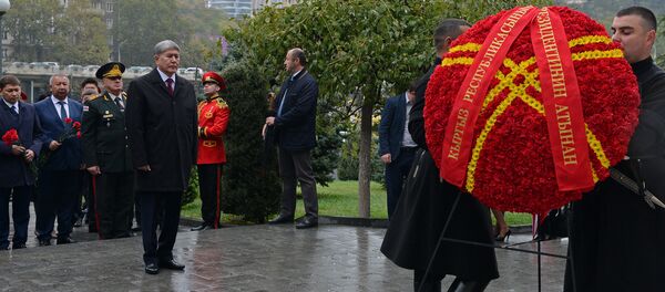 Президент Алмазбек Атамбаев возложил венок к Мемориалу героям, павшим за единство Грузии. - Sputnik Кыргызстан
