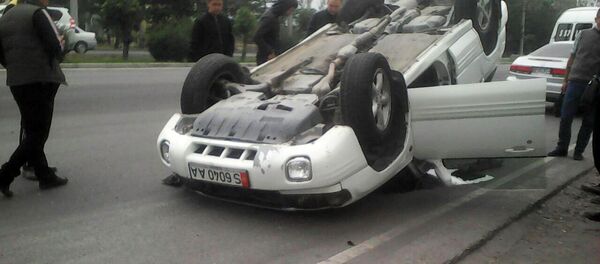 ДТП с участием двух автомобилей на пересечении Южной магистрали и улицы Сухэ Батора в Бишкеке - Sputnik Кыргызстан