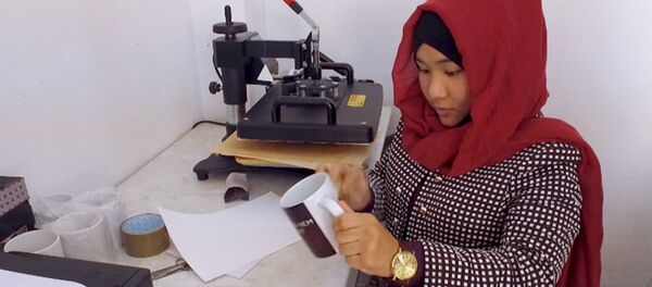 Жашоо үчүн күрөш: 17 ирет операция жасалган майып кыз кантип акча таба баштады Жашоо үчүн күрөш: 17 ирет операция жасалган майып кыз кантип акча таба баштады - Sputnik Кыргызстан