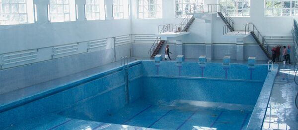 Вид на здание городского бассейна Дельфин, где проводятся ремонтные работы - Sputnik Кыргызстан