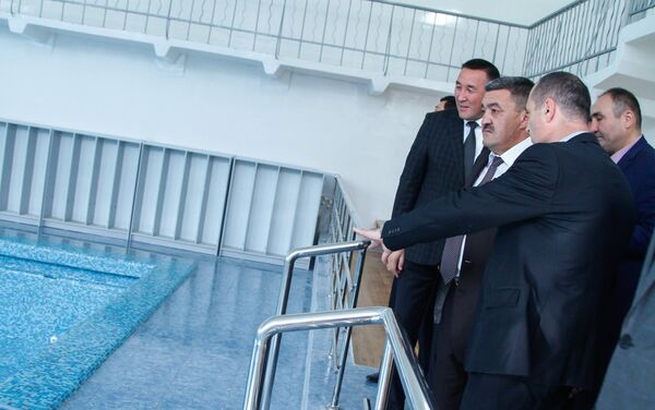 Мэр Бишкека Албек Ибраимов ознакомился с ходом реконструкции городского бассейна Дельфин - Sputnik Кыргызстан