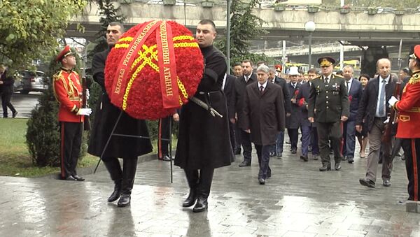 Атамбаев Грузиянын биримдиги үчүн курман болгондордун мемориалына гүлчамбар койду - Sputnik Кыргызстан
