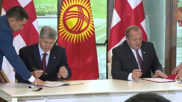 Атамбаев и Маргвелашвили подписали ряд соглашений о сотрудничестве - Sputnik Кыргызстан