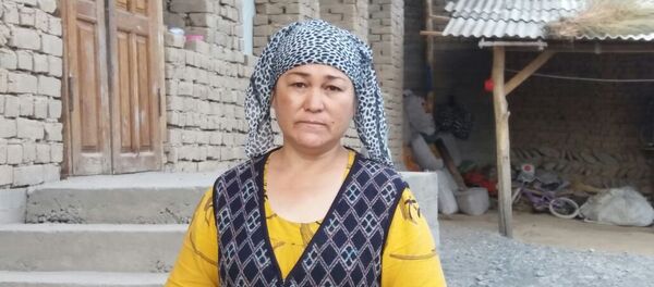 Мушташкан эки баланын бири 6 жаштагы Даутбектин апасы Өзгөн районундагы Баш-Дөбө айылынын тургуну Хилола Токторова - Sputnik Кыргызстан