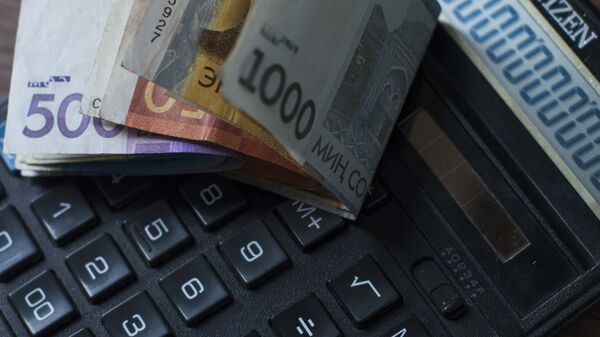 Калькулятор и деньги. Архивное фото - Sputnik Кыргызстан