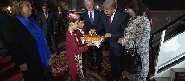 Хлебом и солью встретили Атамбаева в Армении - Sputnik Кыргызстан