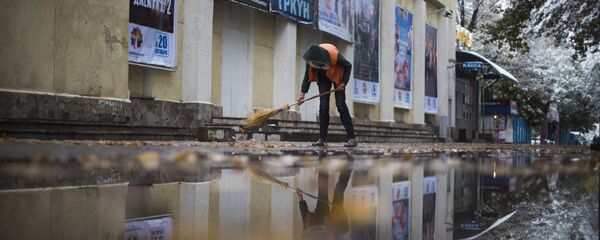 Архивное фото сотрудника МП Тазалык во время уборки территории - Sputnik Кыргызстан