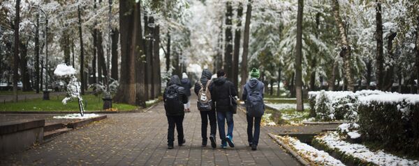 Школьники на одной из улиц Бишкека. Архивное фото - Sputnik Кыргызстан