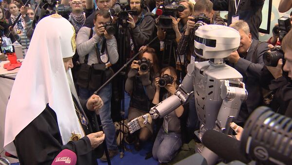 Робот Федор протянул руку Патриарху Кириллу на выставке православного форума - Sputnik Кыргызстан