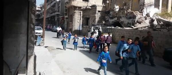 Мирная жизнь в освобожденном от ИГ Хомсе: ремонт домов и дети на улицах - Sputnik Кыргызстан