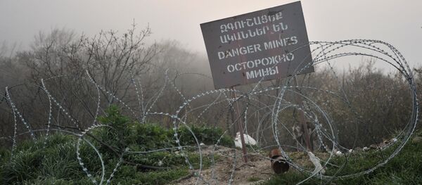 Плакат, предупреждающий о минах на первой линии обороны армии обороны Нагорного Карабаха. - Sputnik Кыргызстан