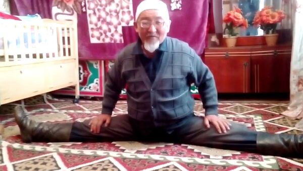 Сидящий на шпагате как Ван Дамм 71-летний аксакал рассказал свой секрет - Sputnik Кыргызстан
