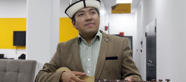 Акын Азамат Болгонбаев. Архивдик сүрөт - Sputnik Кыргызстан