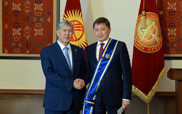 Вручение государственных наград президентом Кыргызстана Алмазбеком Атамбаевым кыргызстанцев - Sputnik Кыргызстан