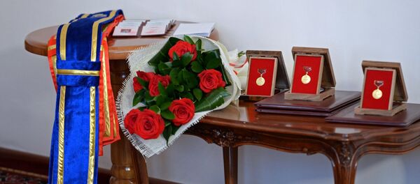 Вручение государственных наград президентом Кыргызстана Алмазбеком Атамбаевым кыргызстанцам - Sputnik Кыргызстан