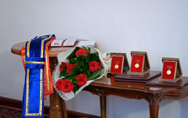 Государственные награды, которые были вручены президентом Кыргызстана Алмазбеком Атамбаевым кыргызстанцам - Sputnik Кыргызстан