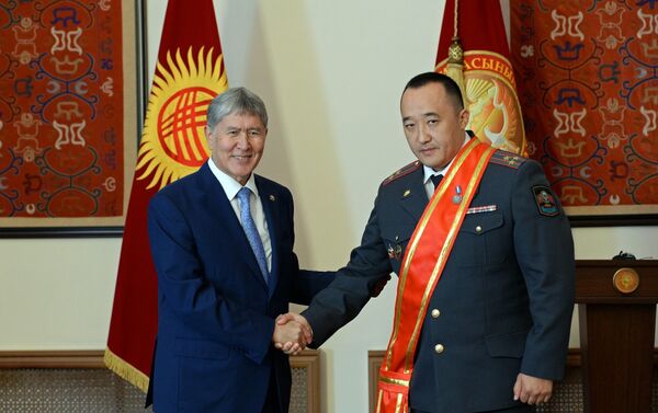 Вручение государственных наград президентом Кыргызстана Алмазбеком Атамбаевым кыргызстанцев - Sputnik Кыргызстан