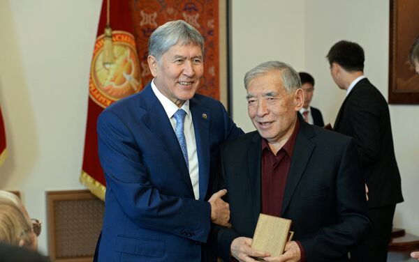 Почетное звание Народный писатель КР получил преподаватель Кыргызского национального университета профессор Кадыркул Даутов - Sputnik Кыргызстан