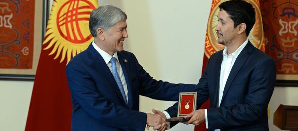 Вручение государственных наград президентом Кыргызстана Алмазбеком Атамбаевым кыргызстанцам - Sputnik Кыргызстан