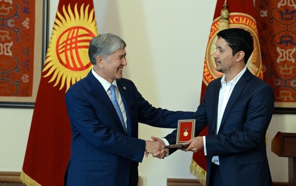 Эльдияр Кененсаров во время церемонии награждения с президентом КР Алмазбеком Атамбаевым - Sputnik Кыргызстан