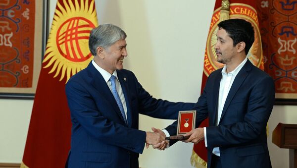 Вручение государственных наград президентом Кыргызстана Алмазбеком Атамбаевым кыргызстанцам - Sputnik Кыргызстан