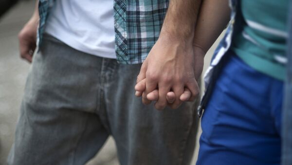 Мужчины держатся за руки. Архивное фото - Sputnik Кыргызстан