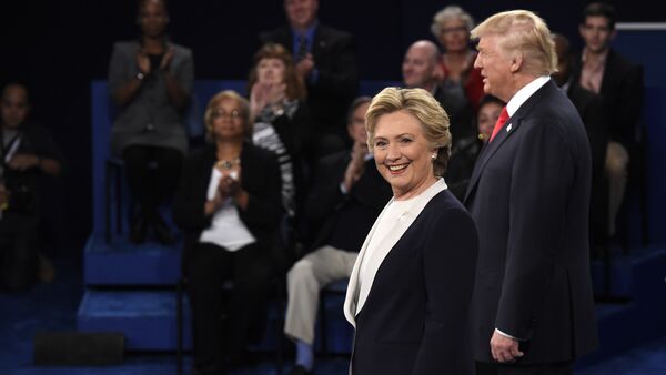 Кандидаты в президенты США республиканец Дональд Трамп и от Демократической партии Хиллари Клинтон на вторых предвыборных теледебатах - Sputnik Кыргызстан