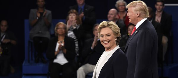 Кандидаты в президенты США республиканец Дональд Трамп и от Демократической партии Хиллари Клинтон на вторых предвыборных теледебатах Кандидаты в президенты США республиканец Дональд Трамп и от Демократической партии Хиллари Клинтон на вторых предвыборных теледебатах - Sputnik Кыргызстан