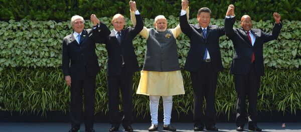 Главы государств стран БРИКС на церемонии фотографирования в отеле Taj Exotica индийского штата Гоа. - Sputnik Кыргызстан