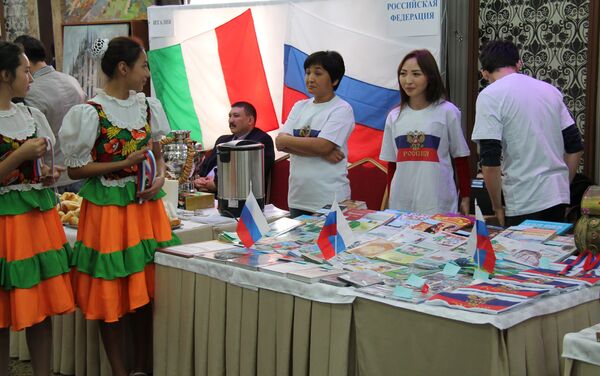 Деньги собрали на благотворительном мероприятии Международный фестиваль кулинарной и сувенирной продукции, приуроченном к 25-летию независимости Кыргызстана и 25-й годовщине МИД КР с участием дипломатов из разных стран - Sputnik Кыргызстан